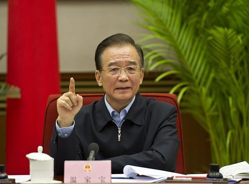 10月29日，国务院总理温家宝在北京主持召开国务院常务会议，分析当前经济形势，部署近期经济工作。新华社记者李学仁摄