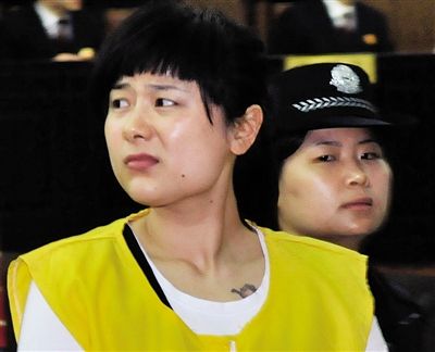 2009年4月16日上午，吴英集资诈骗案一审开庭。图为在法庭上的吴英。资料图片