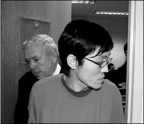 李东哲在温哥华接受加拿大移民当局的拘留聆讯