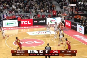 争议判罚！张子宇抢球被吹进攻犯规 球迷们不服集体起哄😲