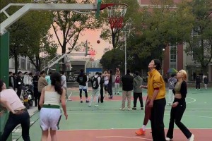 😍球场袭来一阵强烈的小香风...