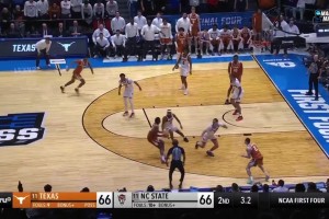 德克萨斯大学球员高难度准绝杀后，做出哈登经典撒盐庆祝动作！